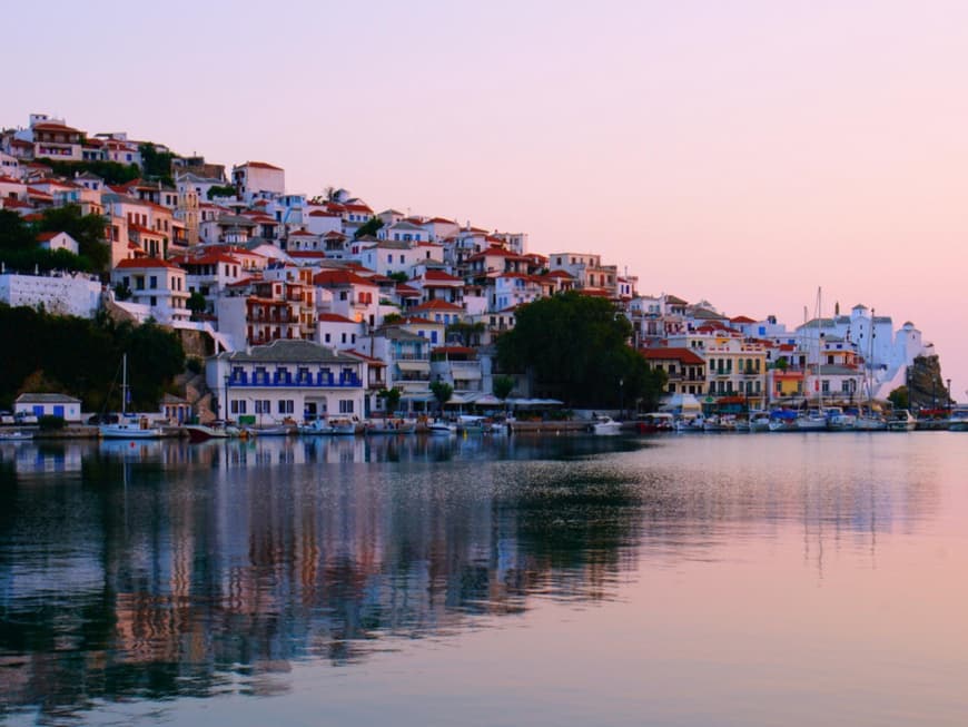 Skopelos ist eine griechische Insel, die nicht jeder auf dem Schirm hat. Ein Blick auf einen Hang mit Häusern an der Küste von Skopelos bei Sonnenuntergang