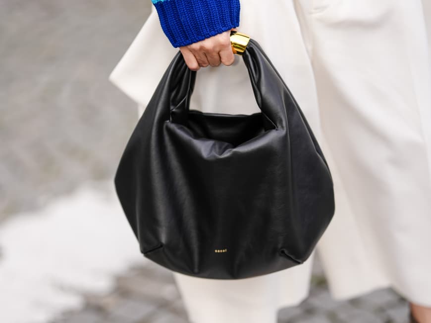 Frau hält Slouchy Bag