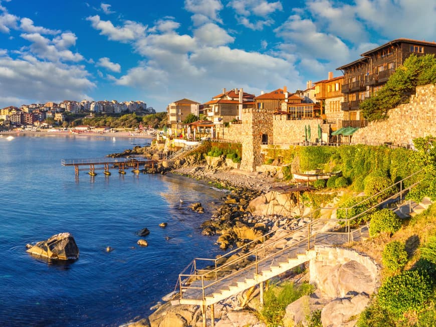 Die Küste von Sozopol mit Häusern am Hand und blauem Meer davor.