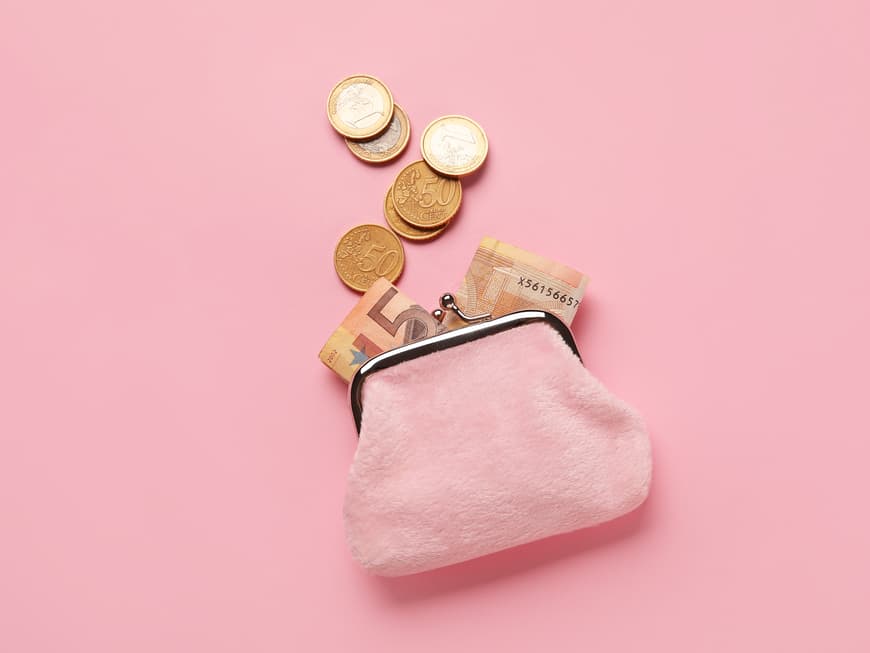 Welche 3 Sternzeichen sich im September noch auf einen Geldsegen freuen können, liest du hier. Geldbeutel mit Geld