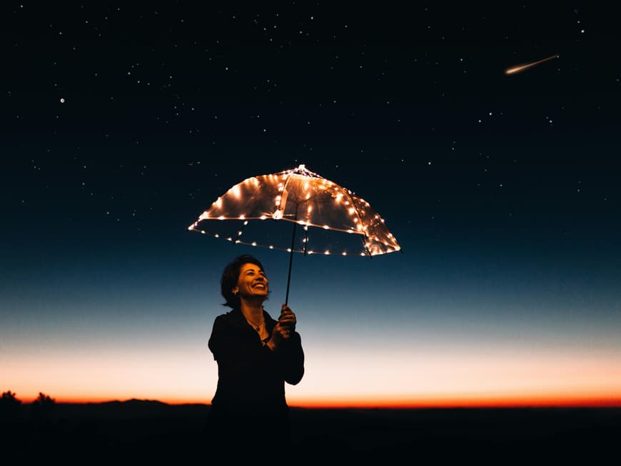 Frau vor Sternenhimmel