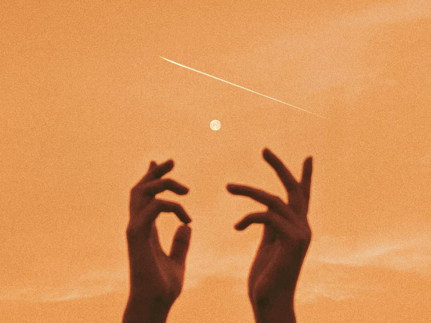 Worauf du dich den Rest der Woche gefasst machen kannst? Das erfährst du in unserem Wochenhoroskop. Frau hält Hände in den Himmel mit Mond und Sternschnuppe