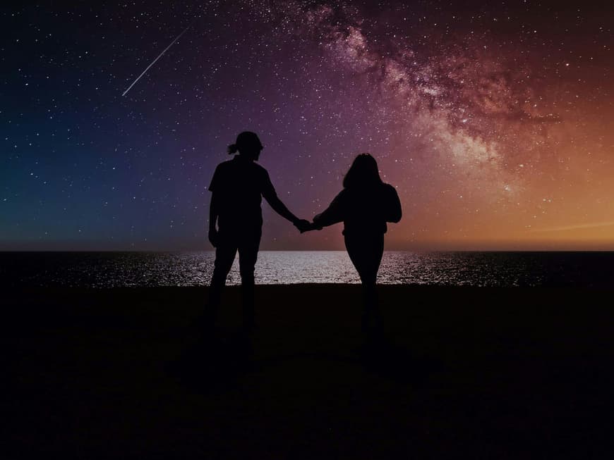 Paar vor Sternenhimmel