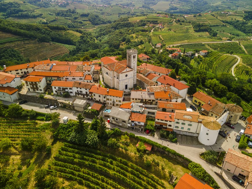 Stadtbild in Goriska Brda, die berühmte Weinregion Sloweniens