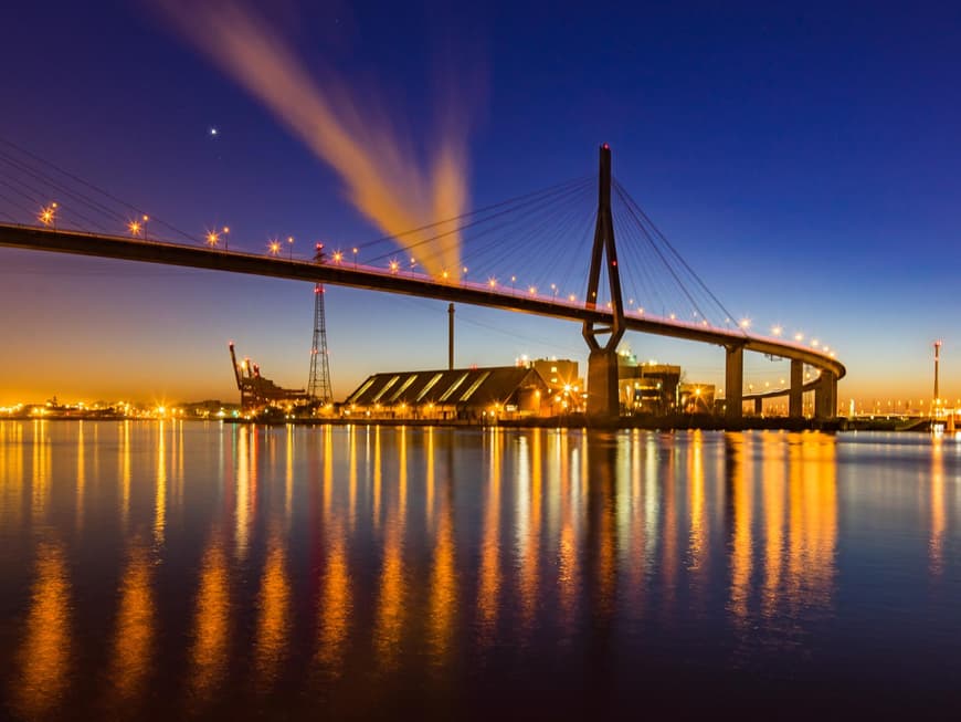 Ein Blick auf die Köhlbrandbrücke bei Abenddämmerung.