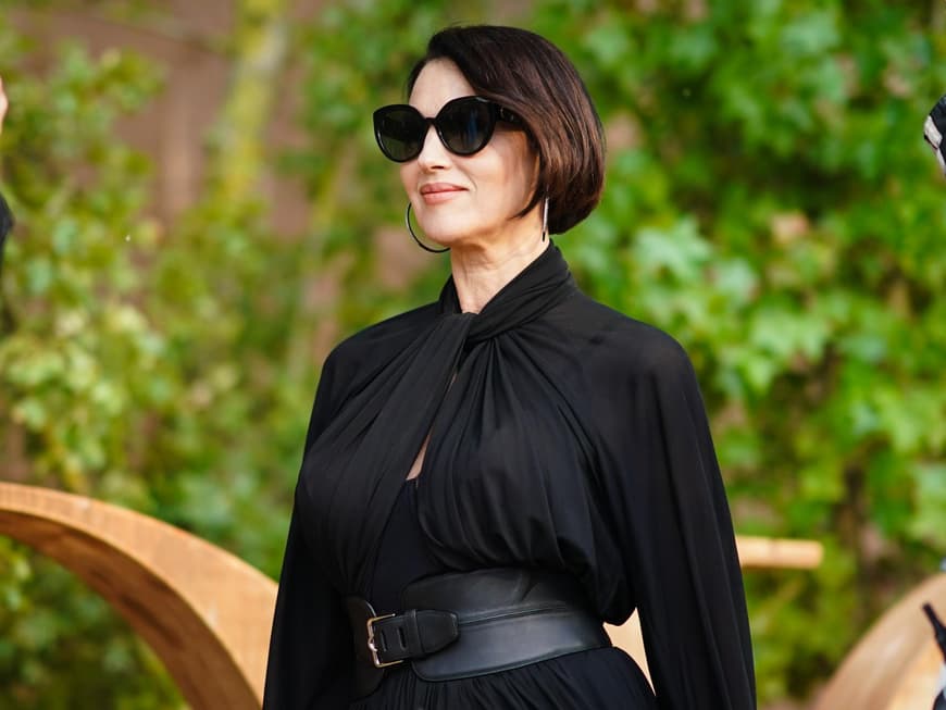 Frau trägt kurzen Bob