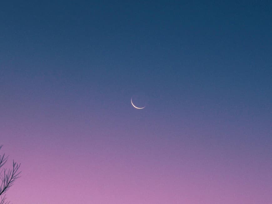 Blauer Himmel mit Mond