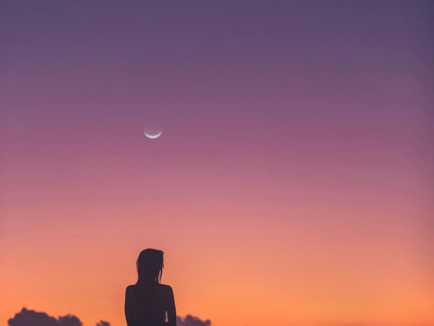 Diese 3 Sternzeichen lassen sich von nichts unterkriegen lassen, denn sie sind besonders resilient. Frau beim Sonnenuntergang