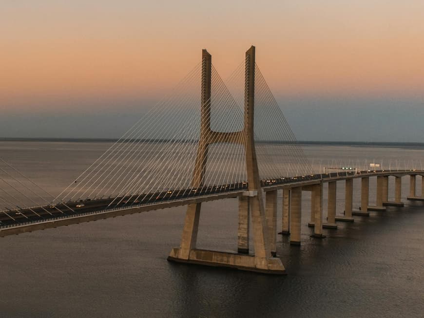 Die Vasco da Gama Brücke in Lissabon bei Dämmerung.