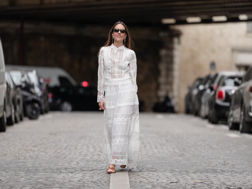 Die schönsten weißen Kleider von H&M für den Sommer 2025? Zeigen wir dir hier! Frau in weißem Sommerkleid