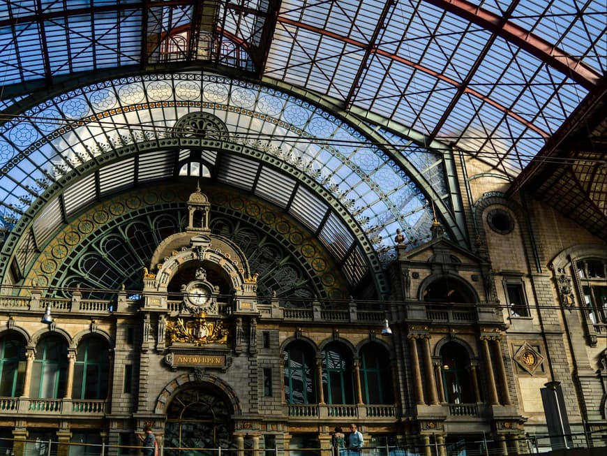 Antwerpen hat viele ältere Gebäude, die einen besonderen Charme versprühen. Der Bahnhof von Antwerpen mit einer großen Uhr, vielen Details und einem Dach aus Glas.