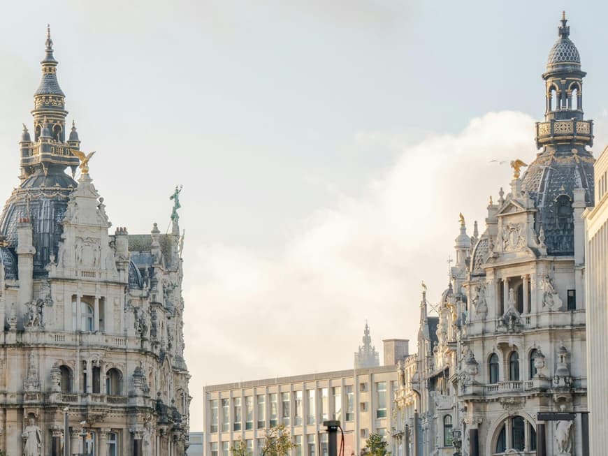 Antwerpen ist ein tolles Reiseziel in Europa. Eine Straße in Antwerpen mit hohen, alten Häusern und vielen Menschen.