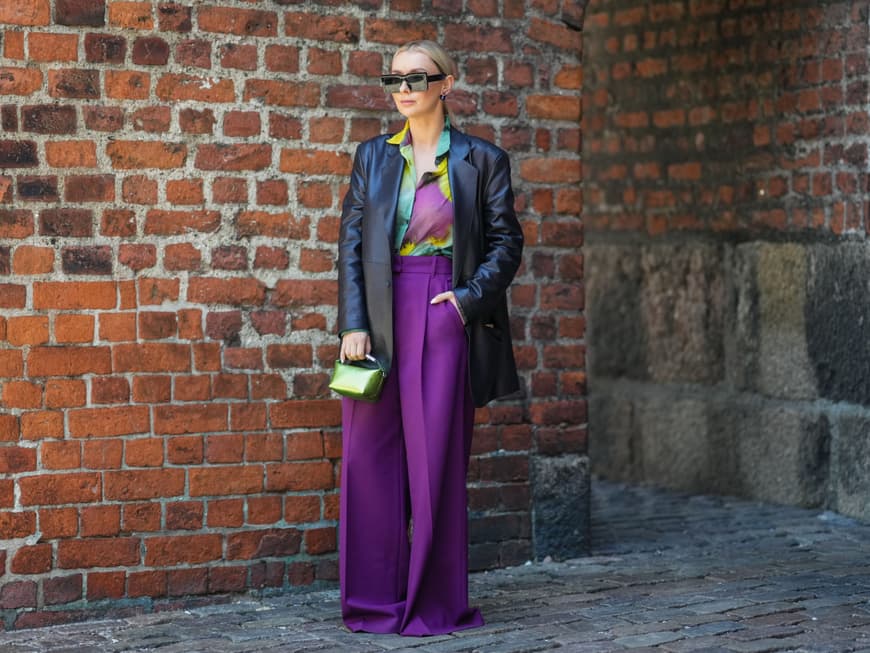 Wir haben die besten Bauchweg-Hosen für kleine Frauen herausgesucht. Frau in lila Stoffhose