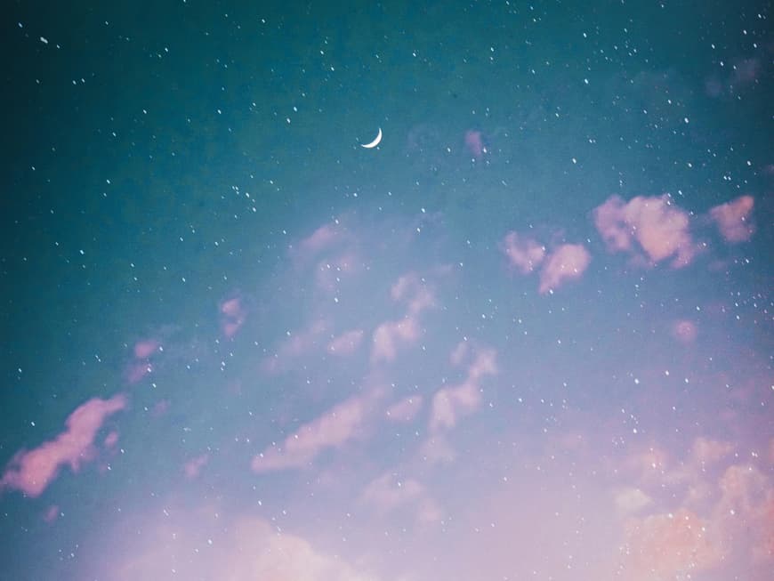 Sternenhimmel mit Mond und rosa Wolken