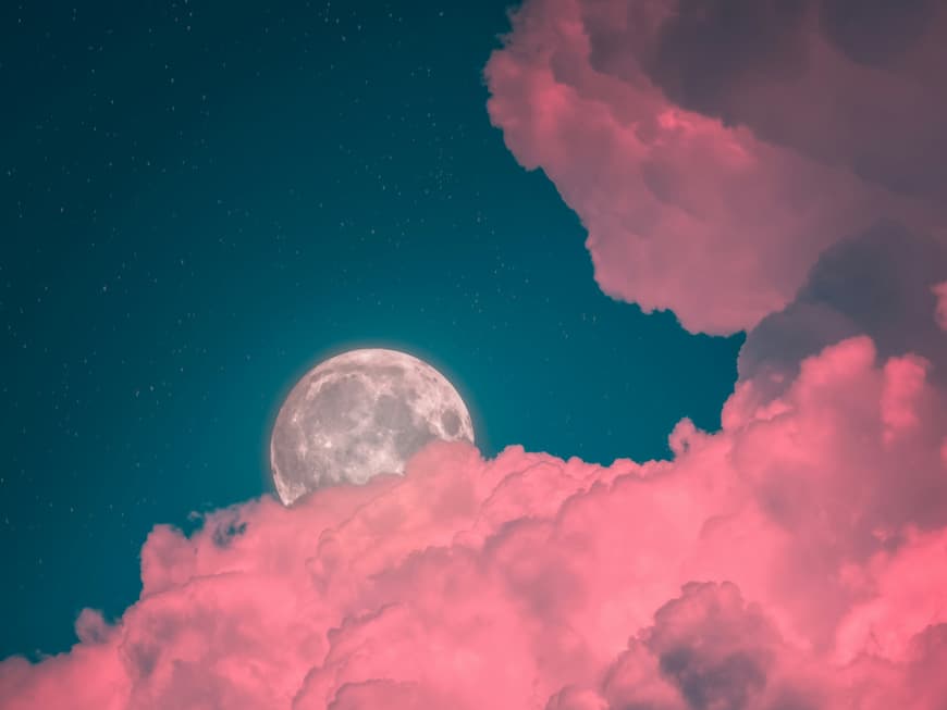 Für welche drei Sternzeichen der heutige Vollmond bahnbrechende Veränderungen auslöst, erfährst du hier. Vollmond hinter rosa Wolken