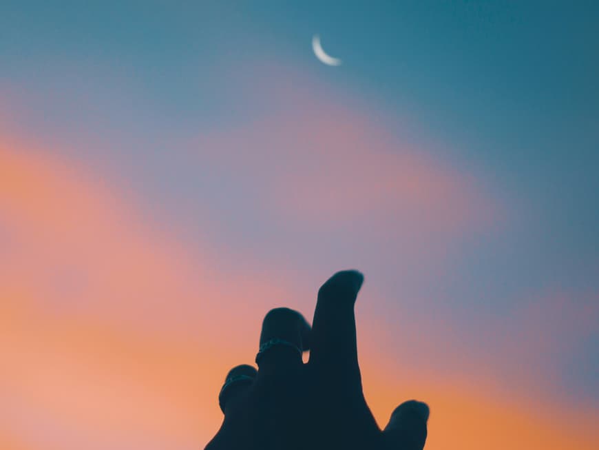 Hand greift nach Mondhimmel