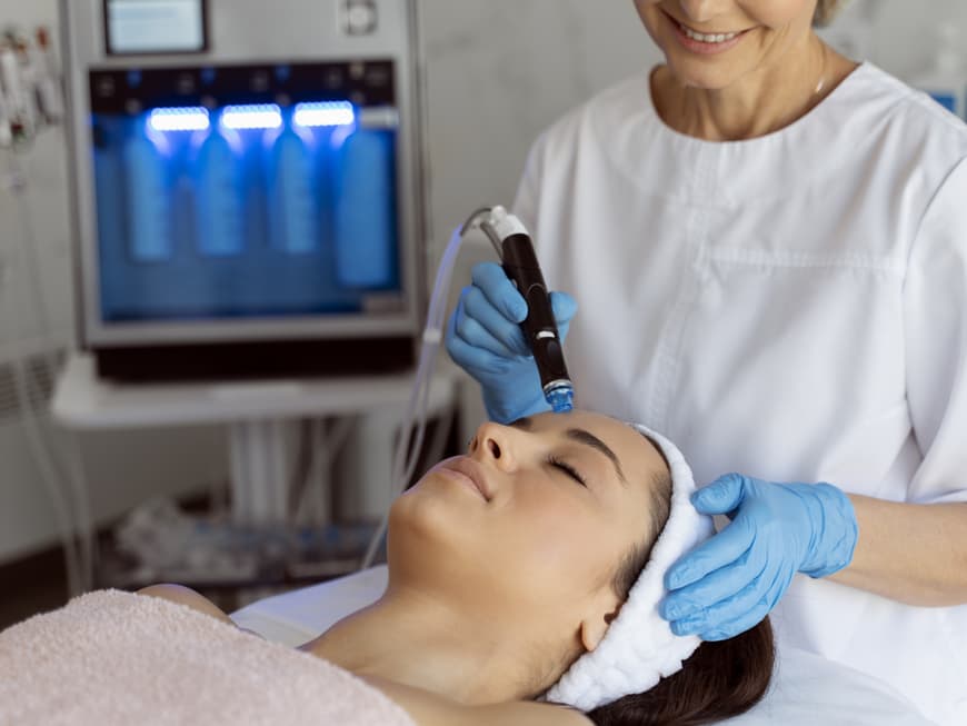 Die HydraFacial Behandlung wird mit einer speziellen Vakuum-Technologie durchgeführt. Hydrafacial Behandlung