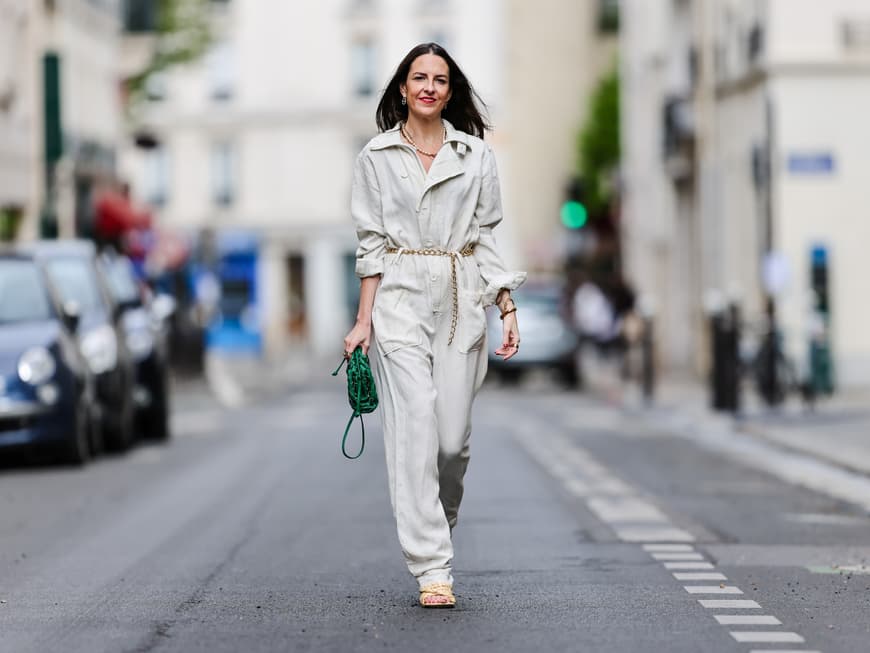 Frau in Jumpsuit