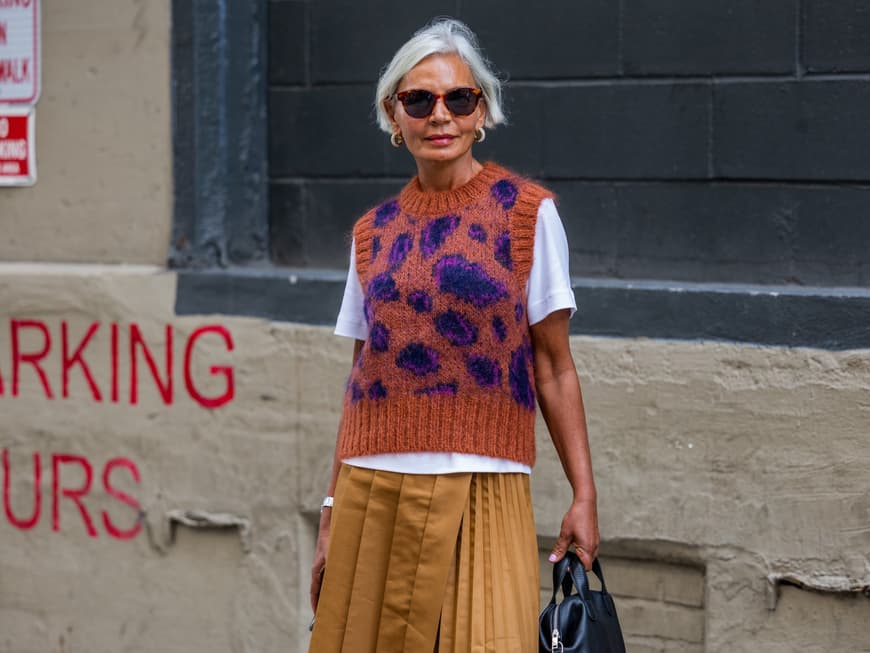 Fashion-Influencerin Grece Ghanem in lässigem Outfit.