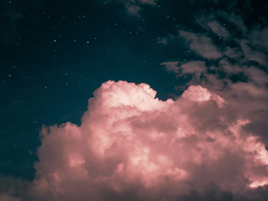 Welche drei Sternzeichen sich ab jetzt auf schwere Zeiten gefasst machen müssen, erfährst du hier. Rosa Wolken an dunklem Himmel