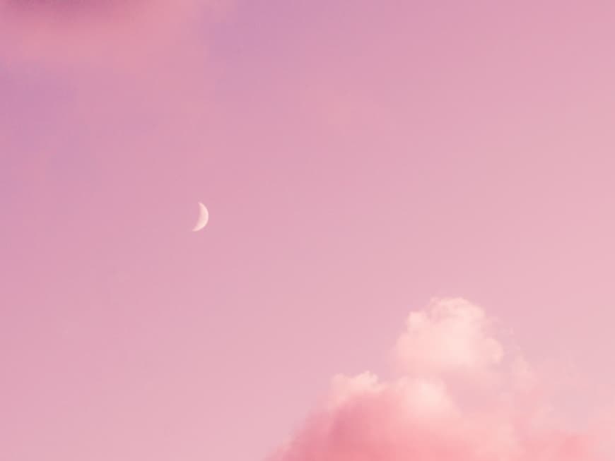 Rosa Wolkenhimmel mit Mond
