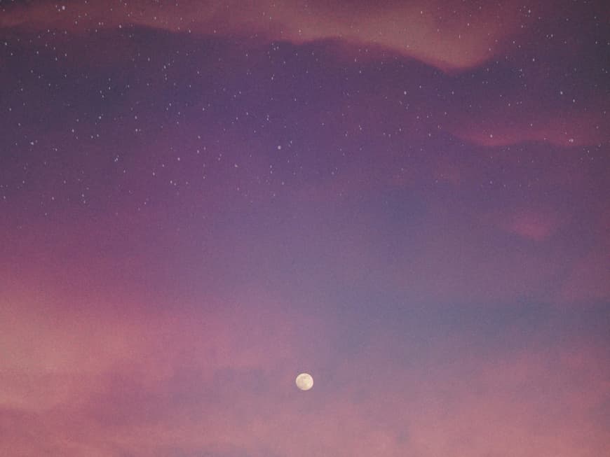 Welche 4 Sternzeichen im Juli wahre Glückspilze sind, erfährst du hier. Mond am Sternenhimmel