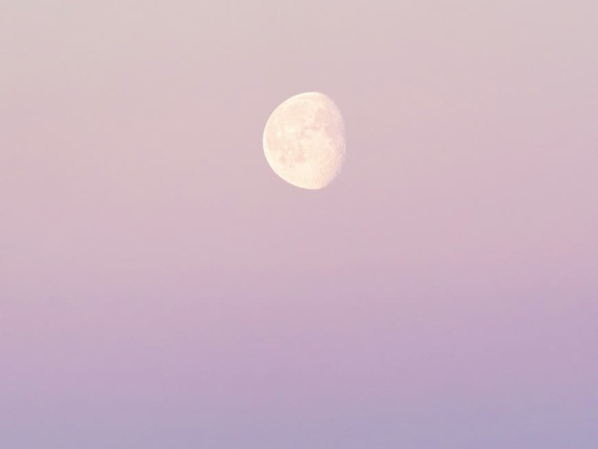 Welche Sternzeichen sich im Juli über einen positiven Neuanfang freuen dürfen, erfährst du hier. Mond überm Meer