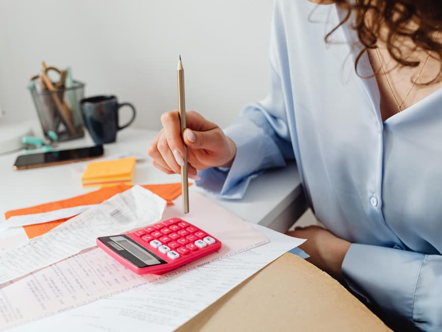 Eine Frau tätigt ihre Finanzen