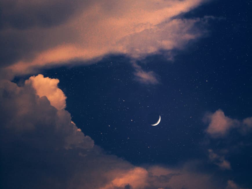 Abendhimmel mit Mond und Wolken