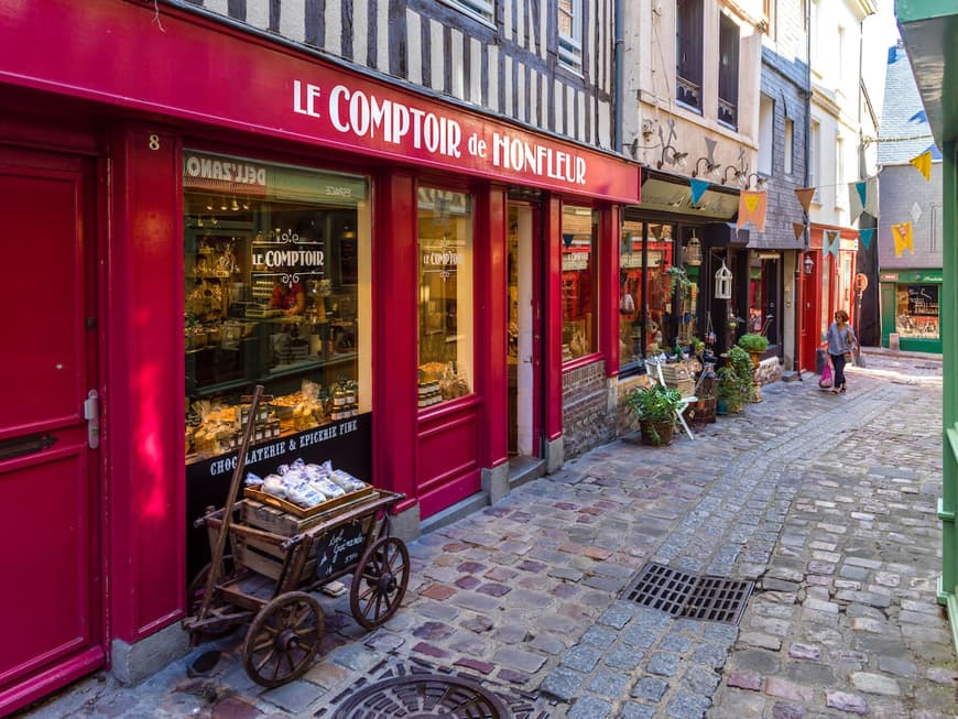 In Honfleur warten viele kleine Gassen. Eine kleine Gasse in Honfleur mit Geschäften.