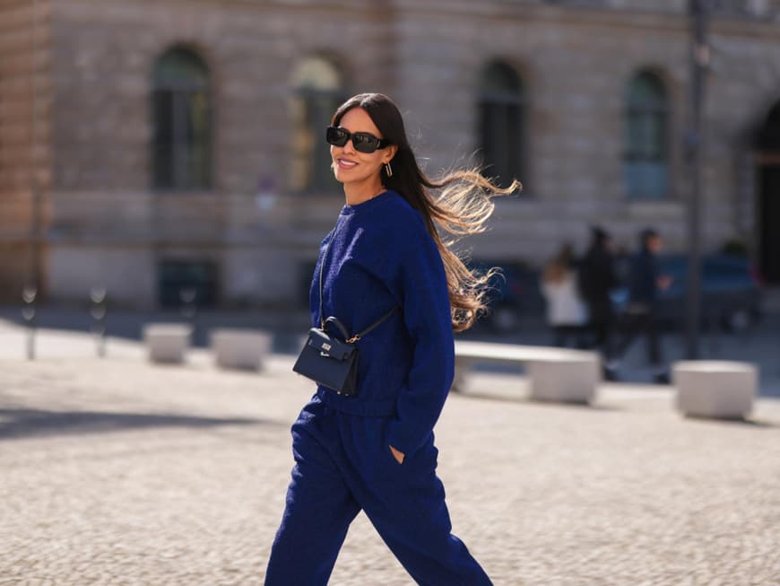 Eine Frau trägt stylische Loungewear in Blau