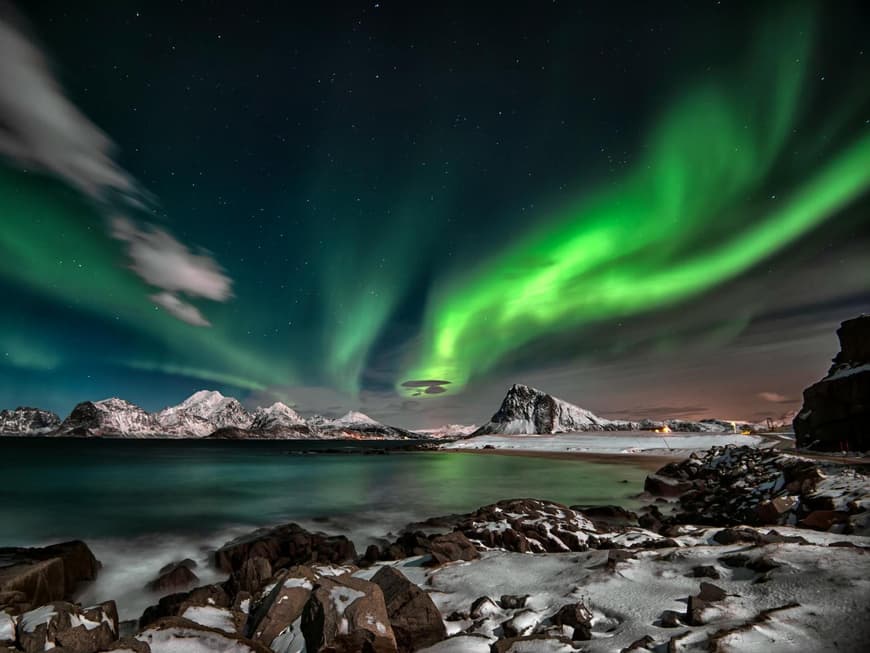 Polarlichter am Himmel über den Lofoten in Norwegen.