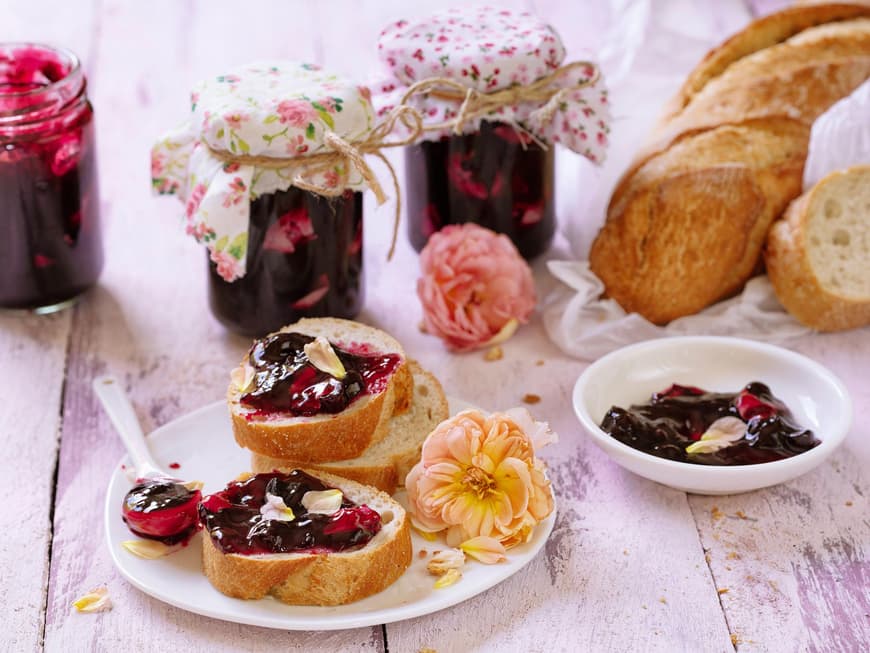 Selbstgemachte Marmelade auf Brot
