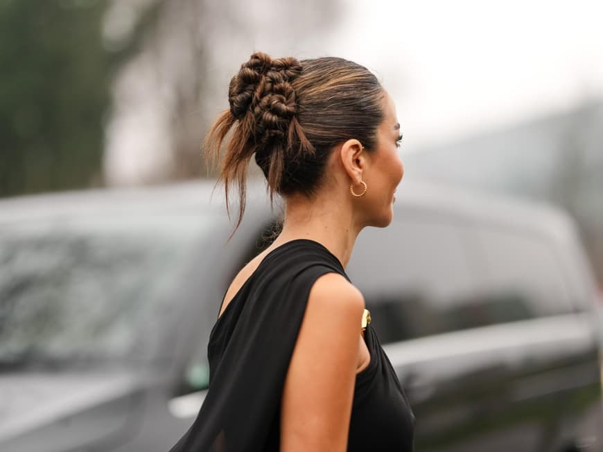 Ein Sleek Updo geht immer – mit Details wird er zum richtigen Hingucker. Sleek Updo mit Details