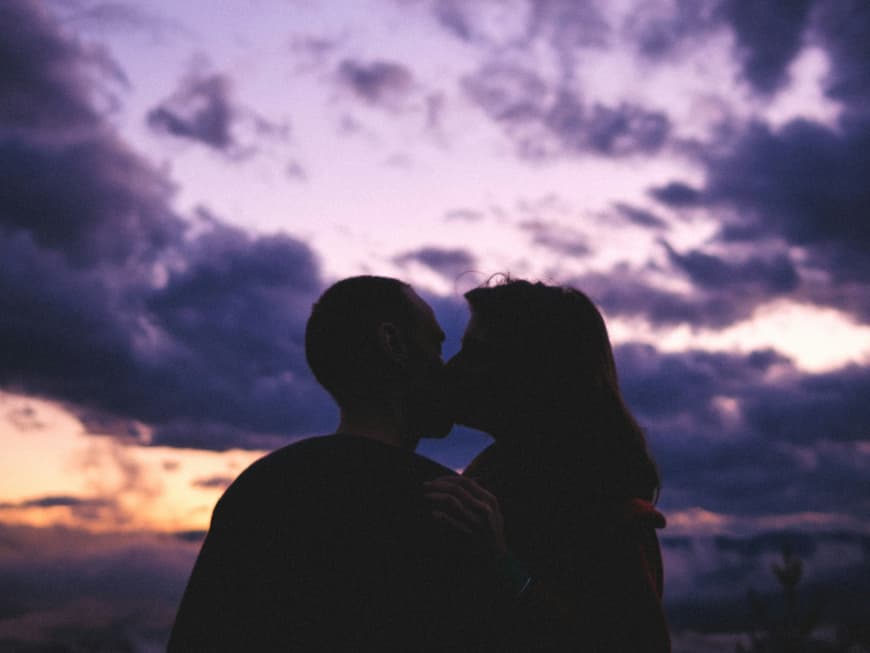 Welche Sternzeichen sich im Juli auf viel Glück in Sachen Liebe freuen können, liest du hier. Pärchen küssen unterm Abendhimmel