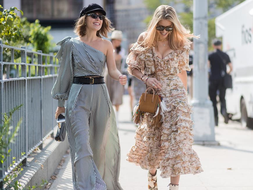 Zwei Frauen in Sommerkleidern