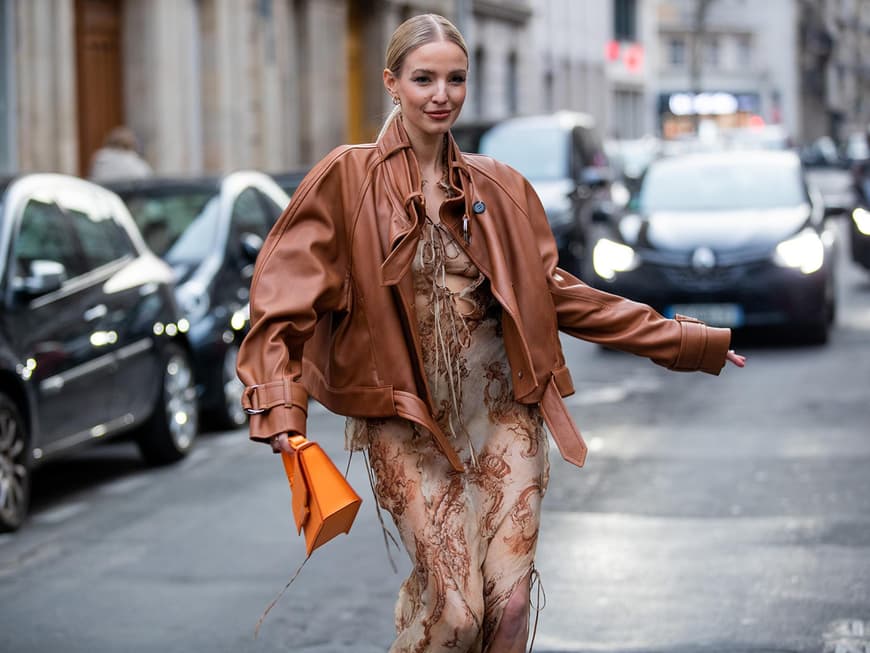 Leonie Hanne in brauner Lederjacke