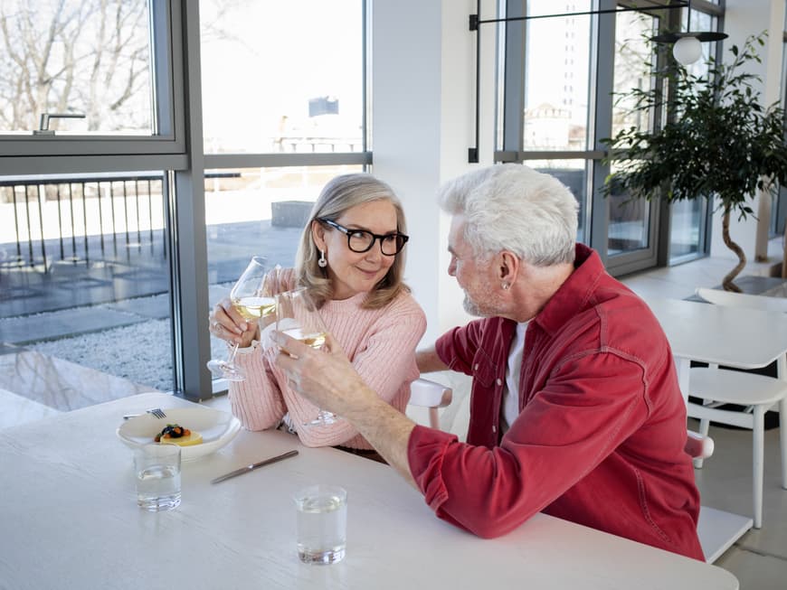 Eine Frau und ein Mann trinken Wein