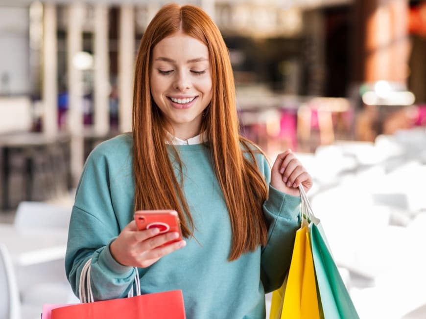 Eine Frau schaut auf ihr Handy