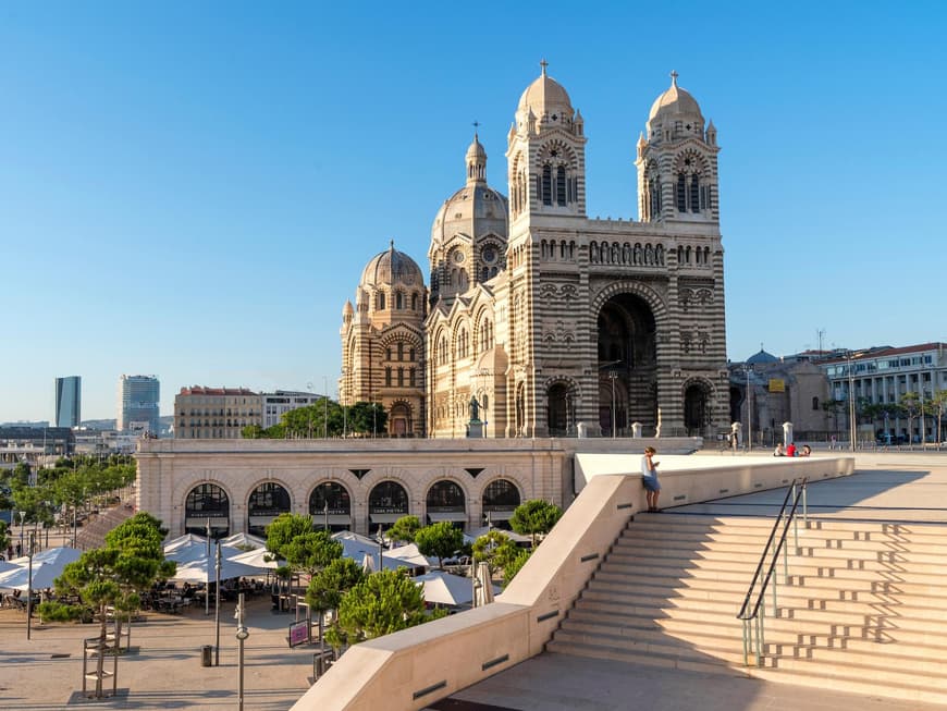 Die Kathedrale von Marseille ist auch ein beliebter Filmspot. Ein Blick auf die Kathedrale von Marseille mit einem Treppenaufstieg im Vordergrund.