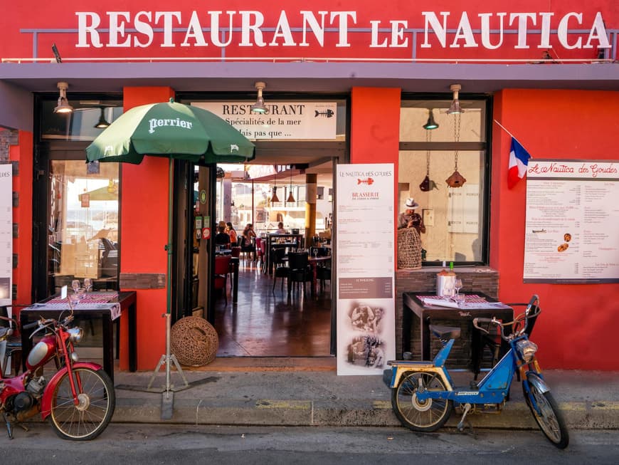 In Marseille laden die Restaurants zum Verweilen ein. Ein Blick auf den Eingang vom Restaurant Le Nautico mit einer roten Fassade.