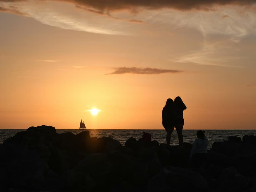 Zwei Freundinnen vor dem Sonnenuntergang
