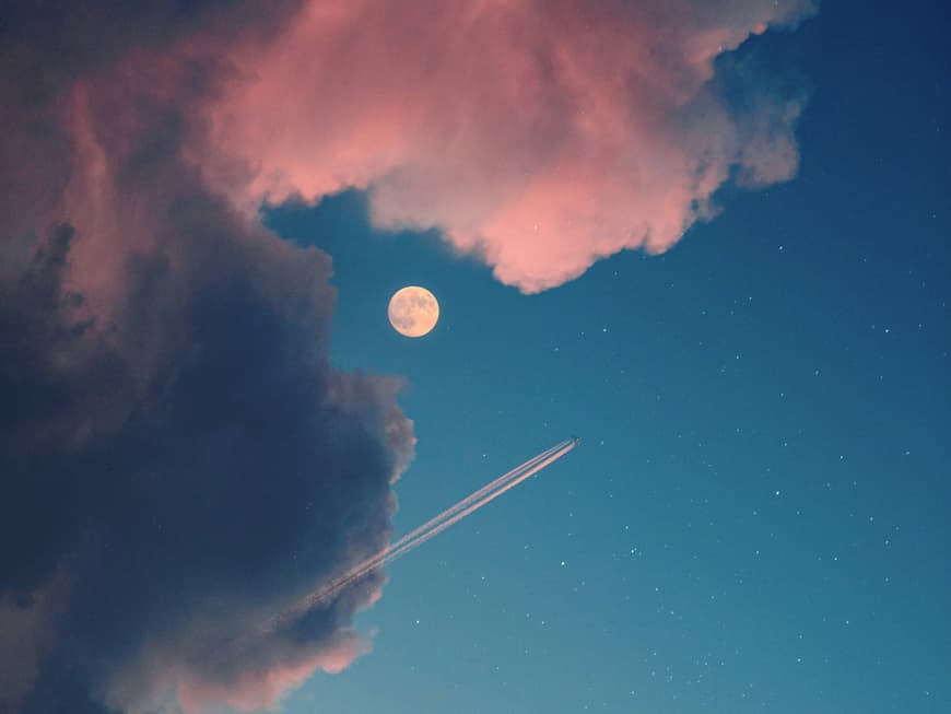 Für 3 Sternzeichen wird das Leben ab Oktober 2025 endlich leichter! Nachthimmel mit Vollmond, Sternen und Wolken