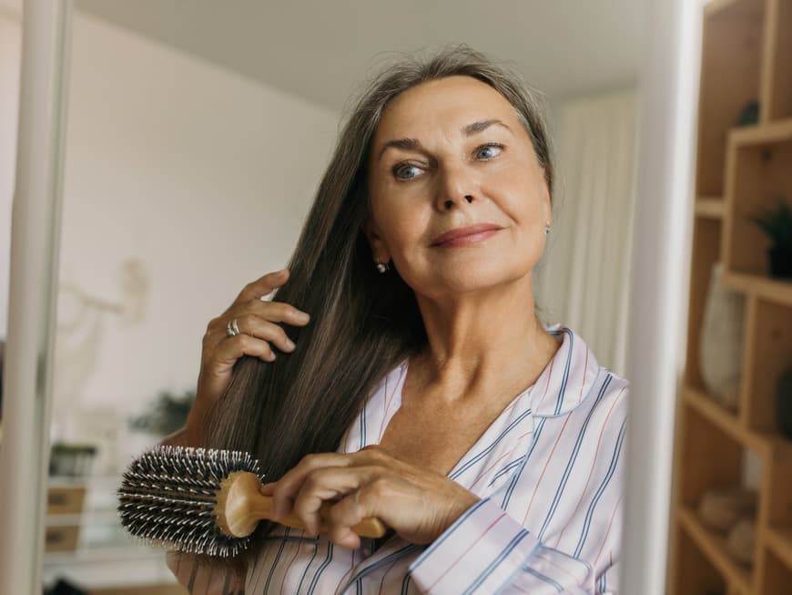 Frau bürstet Haare