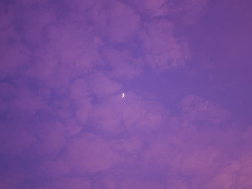 Lila Himmel mit Halbmond