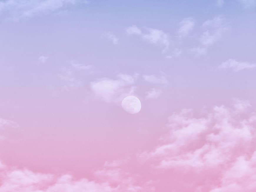 Rosa-blauer Himmel mit Mond und Wolken