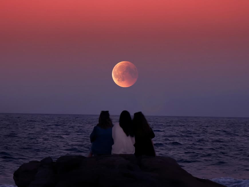 Für 3 Sternzeichen endet jetzt das schmerzhafte Gefühl von Einsamkeit. Drei Freundinnen vor Abendhimmel