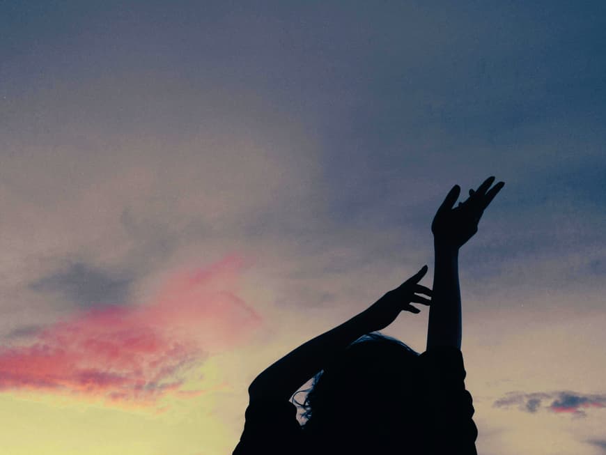 Frau vor Abendhimmel