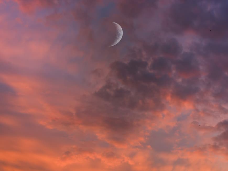 Mond am orangenen Wolkenhimmel