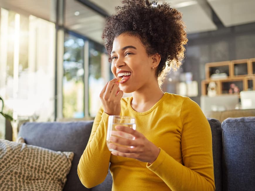 Frau nimmt Nahrungsergänzungsmittel